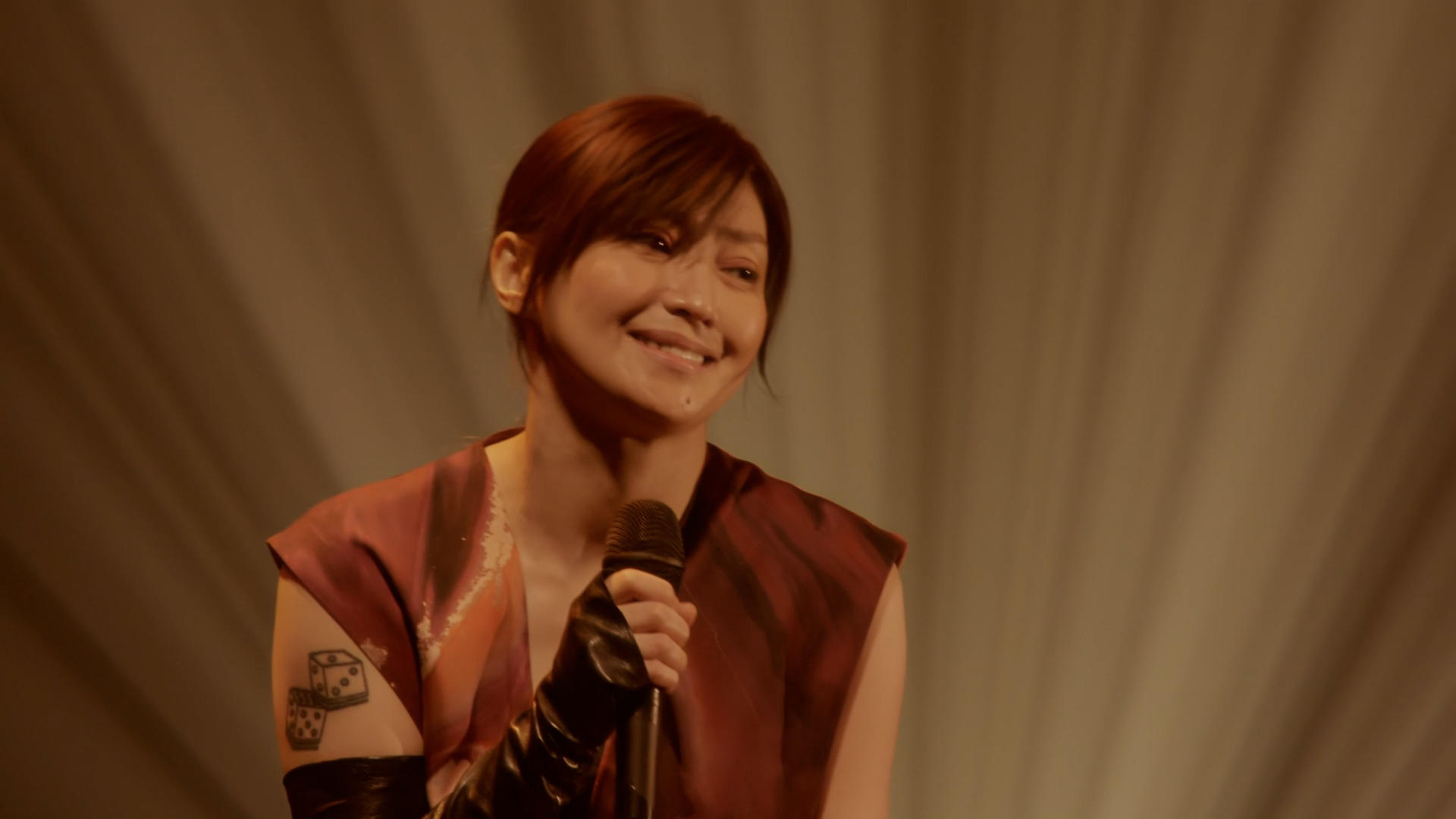 20周年LIVE映像作品「LIVING WITH A GHOST」より 「書きかけの手紙」を